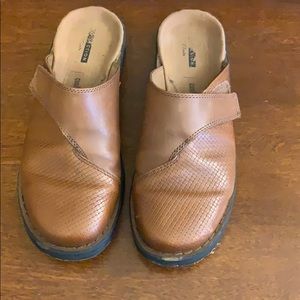 Clark’s slip on clog